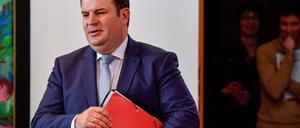 Nein, es ist nicht das Sozialgesetzbuch, das Heil da unter dem Arm trägt.