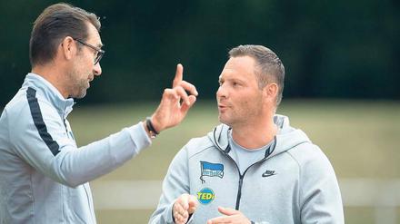 Aufgepasst. Manager Michael Preetz (links) ist zuletzt als entschiedener Kritiker an den Darbietungen der Mannschaft aufgetreten. 