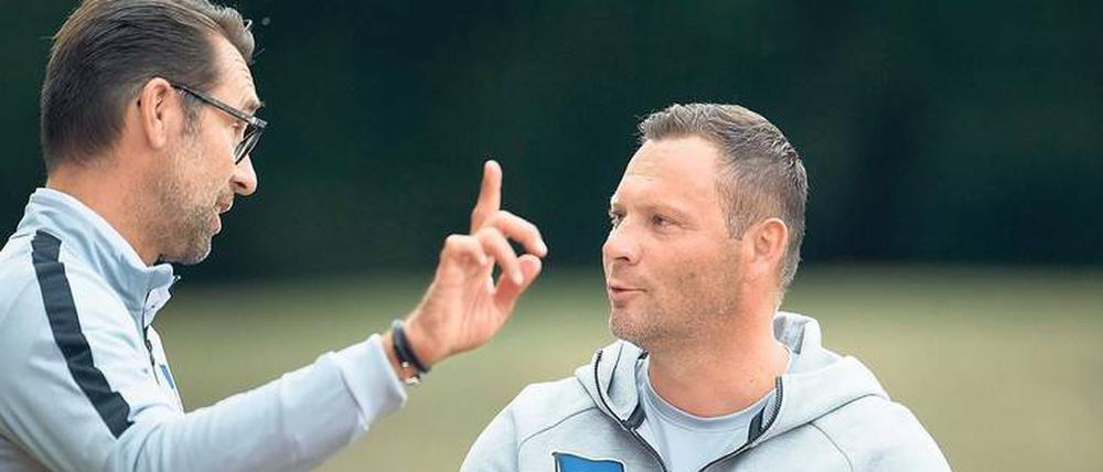 Aufgepasst. Manager Michael Preetz (links) ist zuletzt als entschiedener Kritiker an den Darbietungen der Mannschaft aufgetreten. 