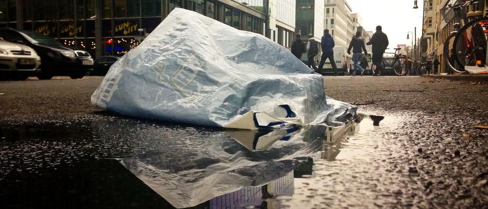 Plastiktüte am Straßenrand in Berlin (Symbolbild)