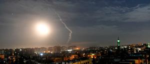 Israels Armee hat in einem seltenen Schritt Angriffe auf iranische Ziele im benachbarten Syrien eingeräumt.