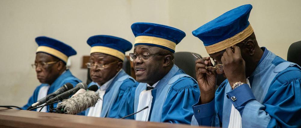 Verfassungsrichter des Kongo bei der Verkündung der Entscheidung