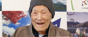 Masazo Nonaka hält ein Zertifikat vom Guinness-Buch der Rekorde als ältester lebender Mann der Welt in der Hand. Nun ist er gestorben.