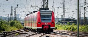 Ein DB-Regionalzug verlässt den Bahnhof in Hamm.