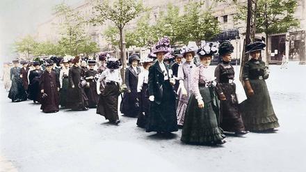 Langer Kampf. Viele Jahre protestierten Frauen für ihr Recht, zu wählen. Diese Aufnahme aus dem Jahr 1912 zeigt Demonstrantinnen auf dem Weg zu einer Kundgebung.