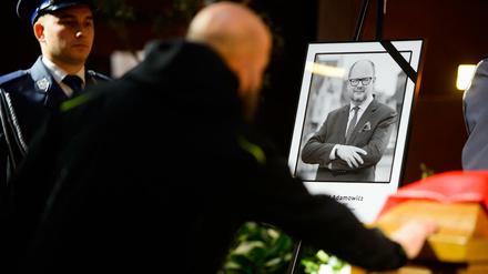 En Mann am Sarg des ermordeten Danziger Bürgermeister Adamowicz. 