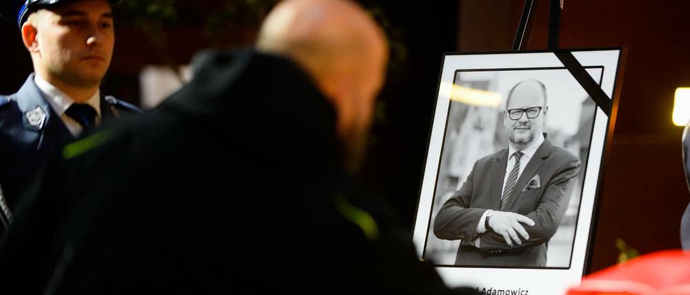 En Mann am Sarg des ermordeten Danziger Bürgermeister Adamowicz. 