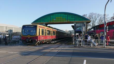 Bald gesperrt. Ab Ende des Jahres kommen am Bahnübergang Buckower Chaussee  keine Autos mehr durch.
