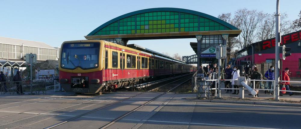 Bald gesperrt. Ab Ende des Jahres kommen am Bahnübergang Buckower Chaussee keine Autos mehr durch.