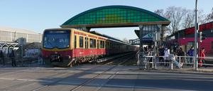 Bald gesperrt. Ab Ende des Jahres kommen am Bahnübergang Buckower Chaussee  keine Autos mehr durch.