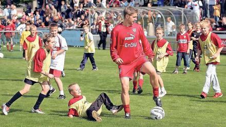 Fördert und fordert. Thomas Hitzlsperger übte schon in seinen Zeiten als VfB-Profi mit dem Fußballnachwuchs.