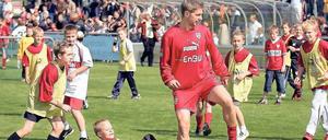 Fördert und fordert. Thomas Hitzlsperger übte schon in seinen Zeiten als VfB-Profi mit dem Fußballnachwuchs.