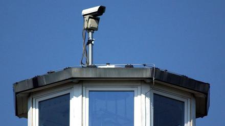 Eine Kamera ist auf dem Dach eines Feuerwachturmes nahe dem brandenburgischen Cottbus. Das System "Firewatch" zur Waldbrandwarnung ist ein Exportschlager.
