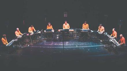 Nostalgisches Happening. Das Ensemble Mosaik spielt Enno Poppes „Rundfunk“ für neun Synthesizer in der Volksbühne.