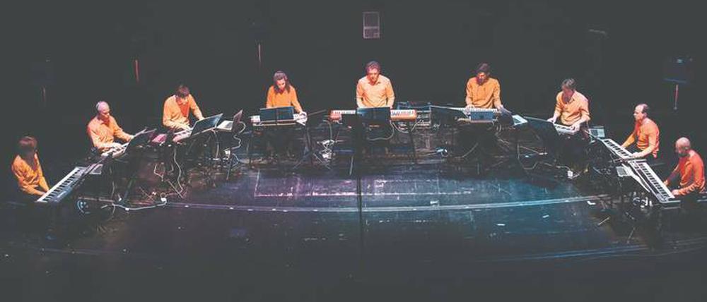 Nostalgisches Happening. Das Ensemble Mosaik spielt Enno Poppes „Rundfunk“ für neun Synthesizer in der Volksbühne.