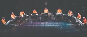 Nostalgisches Happening. Das Ensemble Mosaik spielt Enno Poppes „Rundfunk“ für neun Synthesizer in der Volksbühne.