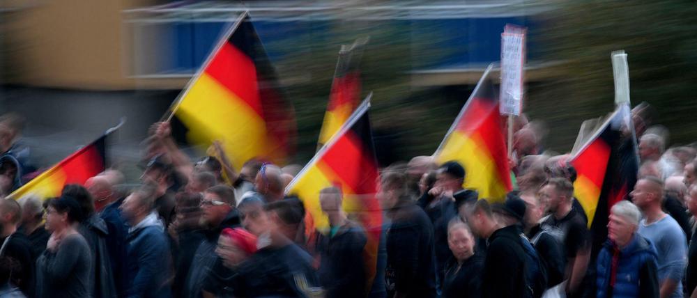 Die Berliner SPD will mit einem Fonds Opfer von rechter Gewalt unterstützen. Das Symbolfoto zeigt eine Demonstration des rechten Bündnisses Pro Chemnitz.