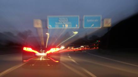 Verschwommene Sicht bei einer Autobahnfahrt am Abend. 