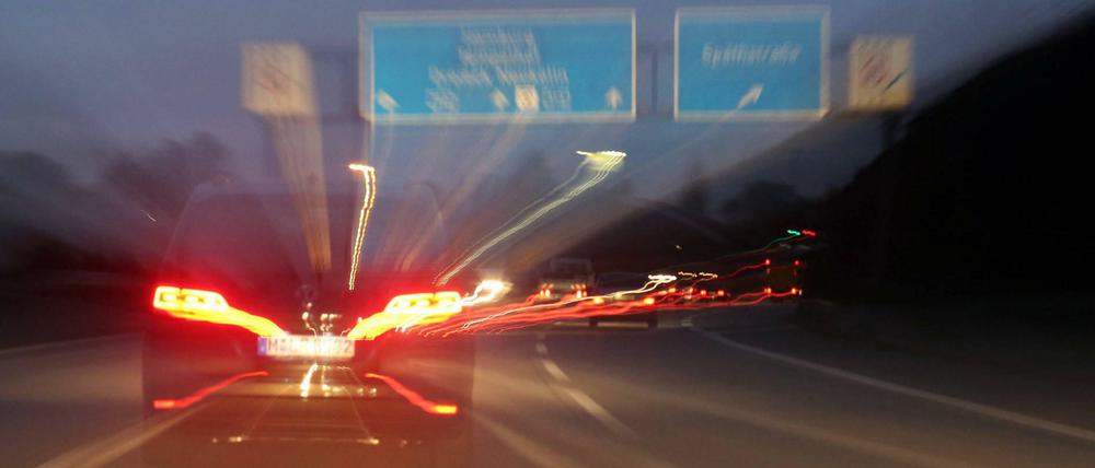 Verschwommene Sicht bei einer Autobahnfahrt am Abend.