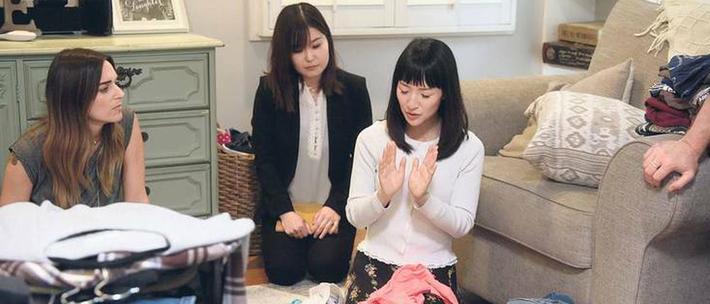 Es lebe der Minimalismus. Marie Kondo (rechts) räumt auf, räumt weg. Foto: Netflix