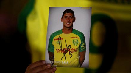 Ein Fan des Fußballspielers Emiliano Sala hält bei einer Trauerwache in Nantes ein Foto des vermissten Argentiniers in der Hand.