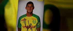 Ein Fan des Fußballspielers Emiliano Sala hält bei einer Trauerwache in Nantes ein Foto des vermissten Argentiniers in der Hand. 