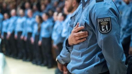 Junge Polizeibeamte bei einer Vereidigung in Berlin (Archivfoto).