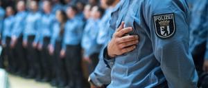 Junge Polizeibeamte bei einer Vereidigung in Berlin (Archivfoto).
