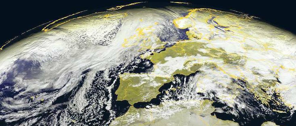 Kraft im Dunkeln: Über der Nordhalbkugel bildet sich im Winter der Polarwirbel. Ohne Hilfsmittel zu sehen ist er eher nicht, denn im Winter ist es recht dunkel dort oben, und das den ganzen Tag. Außerdem besteht der Wirbel vor allem aus sehr dünner, sehr durchsichtiger, Luft.