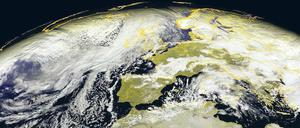Kraft im Dunkeln: Über der Nordhalbkugel bildet sich im Winter der Polarwirbel. Ohne Hilfsmittel zu sehen ist er eher nicht, denn im Winter ist es recht dunkel dort oben, und das den ganzen Tag. Außerdem besteht der Wirbel vor allem aus sehr dünner, sehr durchsichtiger, Luft.