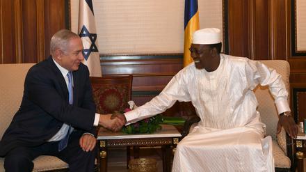 Israels Ministerpräsident Benjamin Netanjahu (l) und der Präsident des Tschad Idriss Deby bei einem gemeinsamen Treffen. 