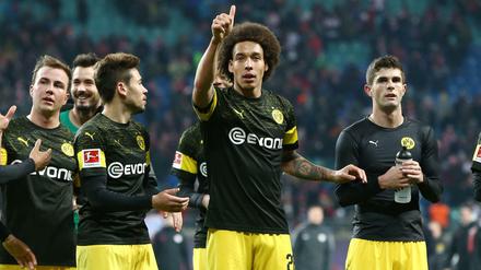 Eine Bank und Torschütze. Axel Witsel bleibt mit dem BVB klar Erster.