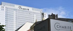 Seit 2016 glänzt das Charité-Wahrzeichen, der einst rostbraune Bettenturm in Berlin-Mitte, mit weißer Fassade.