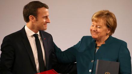 Mehr als Papier und warme Worte: Emmanuel Macron und Angela Merkel (CDU) nach der Unterzeichnung des Aachener Vertrags. 