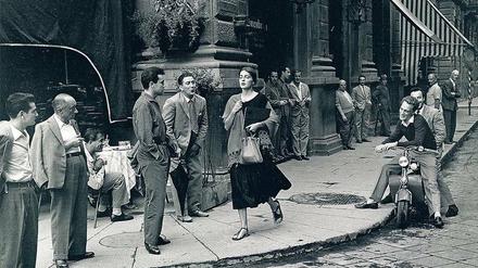 Ciao, bella. Ninalee Craig, eine Urlaubsbekanntschaft der Fotografin Ruth Orkin, im Florenz der Nachkriegszeit.