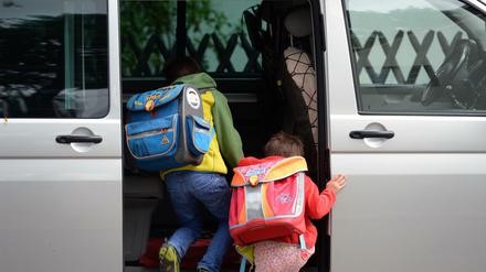 Temporäre Haltestellen vor Schulen in einigen Bezirken sollen Eltern ermöglichen, ihre Kinder abzuliefern. Parken soll hier nicht erlaubt sein.