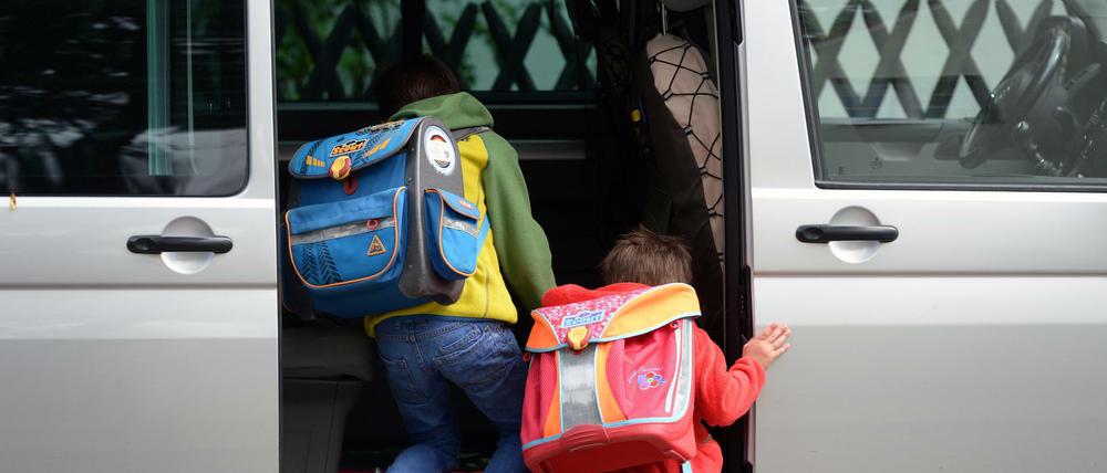 Temporäre Haltestellen vor Schulen in einigen Bezirken sollen Eltern ermöglichen, ihre Kinder abzuliefern. Parken soll hier nicht erlaubt sein.