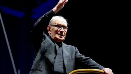 Ennio Morricone grüßt bei seiner "The Farewell Tour" in der Berliner Mercedes-Benz Arena nach dem Konzert das Publikum.