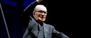 Ennio Morricone grüßt bei seiner "The Farewell Tour" in der Berliner Mercedes-Benz Arena nach dem Konzert das Publikum.