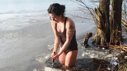Mit Handtuch und Hammer - Im Januar wird der Schwimmrucksack etwas anders gepackt als im Juli.
