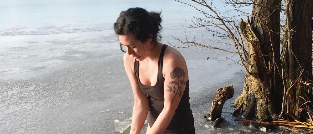 Mit Handtuch und Hammer - Im Januar wird der Schwimmrucksack etwas anders gepackt als im Juli.