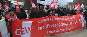 Demonstranten mit einem Banner der GEW demonstrieren vor der Philharmonie.