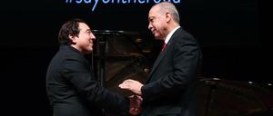 Fazil Say (links) mit dem türkischen Präsidenten Recep Tayyip Erdogan.