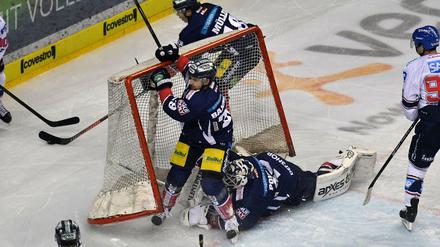 Volle Bude: Sieben Mal landete neben Berliner Spielern auch der Puck im Tor der Eisbären.
