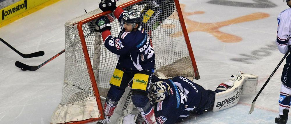 Volle Bude: Sieben Mal landete neben Berliner Spielern auch der Puck im Tor der Eisbären.