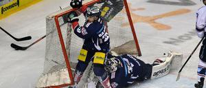 Volle Bude: Sieben Mal landete neben Berliner Spielern auch der Puck im Tor der Eisbären.