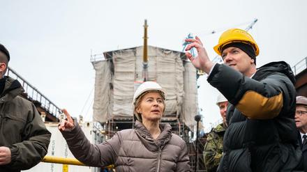 Ursula von der Leyen steht bei ihrem Besuch des Segelschulschiffes "Gorch Fock" mit weiteren Personen im Dock.