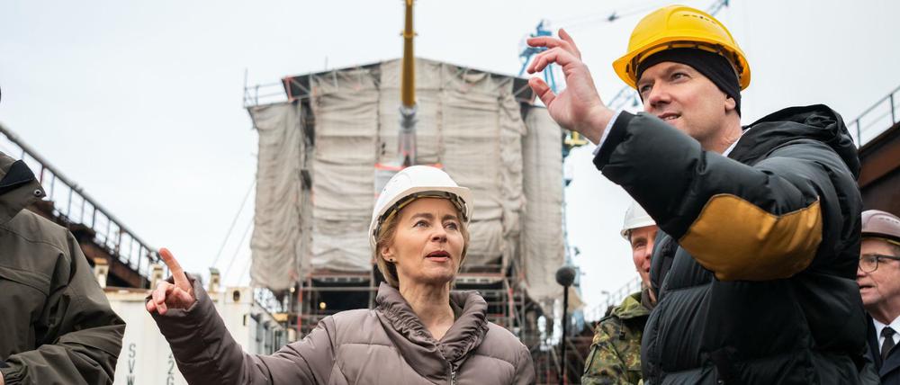 Ursula von der Leyen steht bei ihrem Besuch des Segelschulschiffes "Gorch Fock" mit weiteren Personen im Dock.