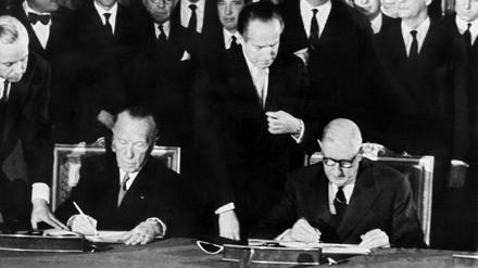 Charles de Gaulle (rechts) und Konrad Adenauer unterzeichnen am 22. Januar 1963 im Elysee-Palast den deutsch-französischen Freundschaftsvertrag.