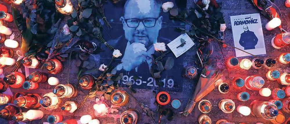 Letzte Ehre. In der Danziger Altstadt wird Pawel Adamowicz mit vielen Kerzen und Rosen gedacht.